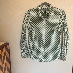 J. Crew Green White Heart Bee insect Patterned Women’s collared Shirt size 0 XS